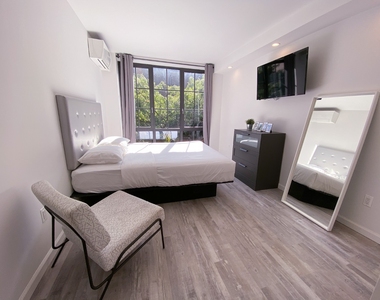 433 West 53rd Street - Photo Thumbnail 4
