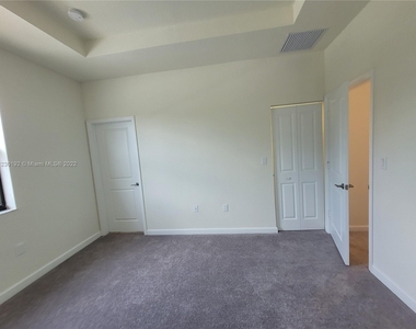 11410 W 34 Way - Photo Thumbnail 17