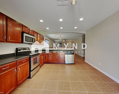 669 W Silver Reef Ct - Photo Thumbnail 3