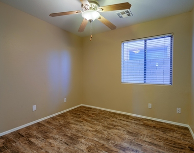 4745 E Amber Sun Drive - Photo Thumbnail 16