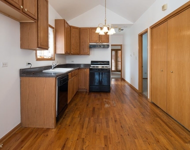 1427 W. Walton, Unit 4 - Photo Thumbnail 3