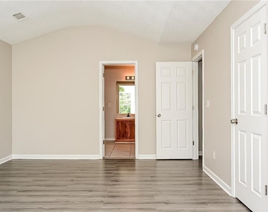 9423 Rollinghills Drive - Photo Thumbnail 6