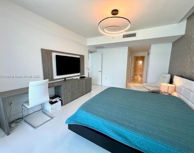 17121 Collins Ave - Photo Thumbnail 9