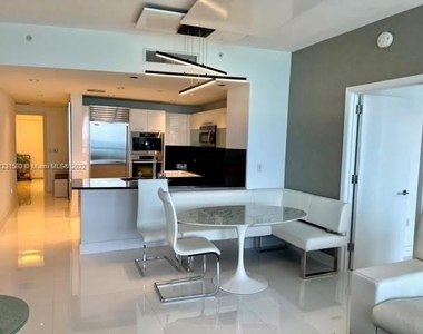 17121 Collins Ave - Photo Thumbnail 4