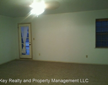 7904 Lakehurst Dr - Photo Thumbnail 21