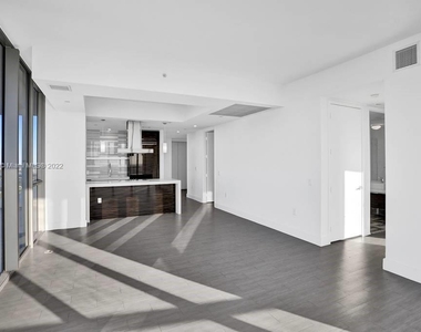 1100 Biscayne Blvd - Photo Thumbnail 2