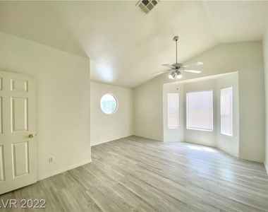 7533 Summer Crest Lane - Photo Thumbnail 3