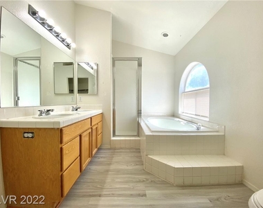 7533 Summer Crest Lane - Photo Thumbnail 13