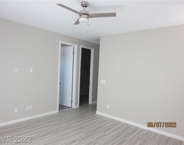 460 Pear Lake Street - Photo Thumbnail 12