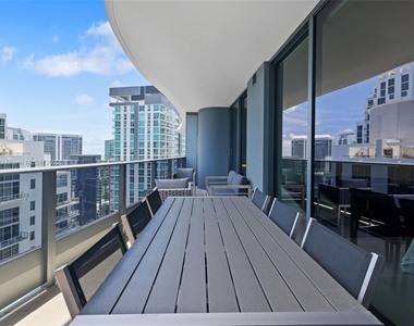 1000 Brickell Plz - Photo Thumbnail 18