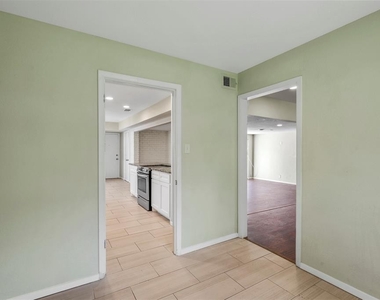 2618 Sharpview Lane - Photo Thumbnail 9