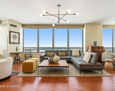 600 N Lake Shore Drive - Photo Thumbnail 3