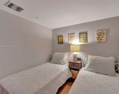 9499 Collins Ave - Photo Thumbnail 15