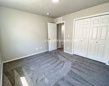 2742 W Balboa Dr. - Photo Thumbnail 17