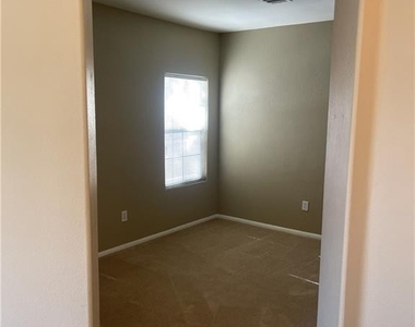 3910 Legend Hills Street - Photo Thumbnail 7