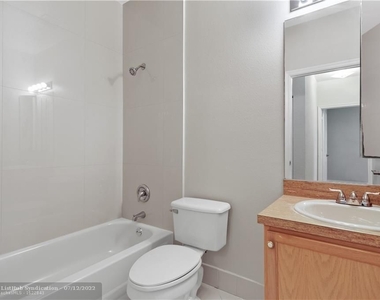 4704 Sw 12th Pl - Photo Thumbnail 17