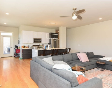 1639 W. Grand, Unit 401 - Photo Thumbnail 6