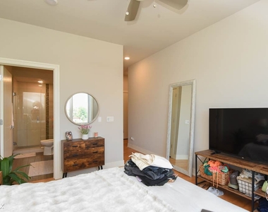 1639 W. Grand, Unit 401 - Photo Thumbnail 14