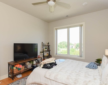 1639 W. Grand, Unit 401 - Photo Thumbnail 12