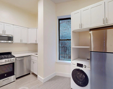 West 92nd St - Photo Thumbnail 4