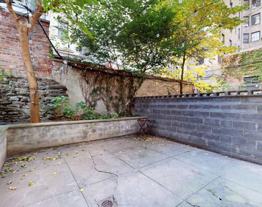 West 92nd St - Photo Thumbnail 2