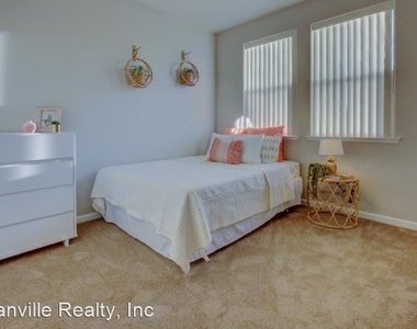 8072 N. Millbrook Avenue 8080 N. Millbrook Avenue - Photo Thumbnail 14