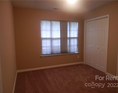 2715 Hampton View Court - Photo Thumbnail 10