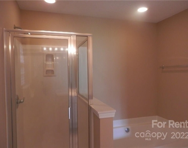 2715 Hampton View Court - Photo Thumbnail 9