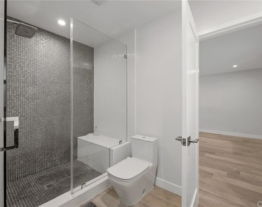 4450 Hayvenhurst Avenue - Photo Thumbnail 25