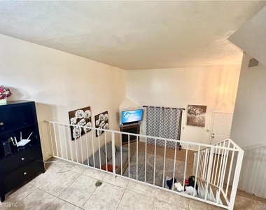 16733 Sherman Way Apt D - Photo Thumbnail 2