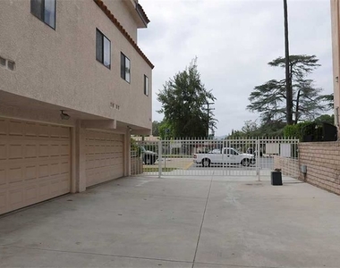 16733 Sherman Way Apt D - Photo Thumbnail 5