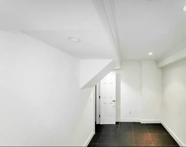 332 East 71st Street - Photo Thumbnail 7