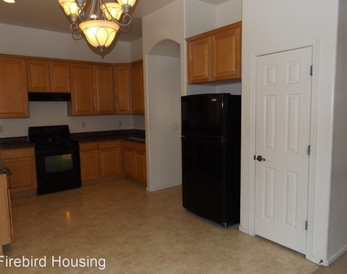 2526 E Remington Pl - Photo Thumbnail 6