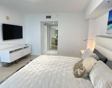 16699 Collins Ave (avail Now) - Photo Thumbnail 25