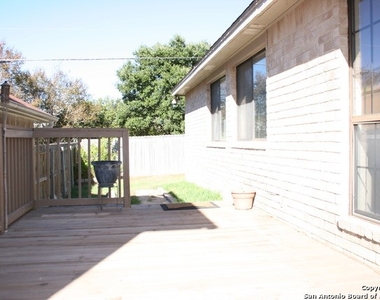 1022 Hedgestone Dr - Photo Thumbnail 4