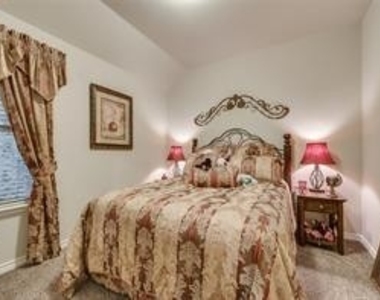 562 Jamestown Lane - Photo Thumbnail 3