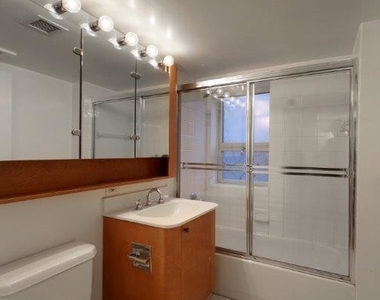 Spacious Studio Apartment in Chelsea with rooftop deck, laundry in building and more - Photo Thumbnail 2