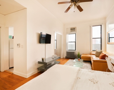 210 West 17th Street - Photo Thumbnail 4