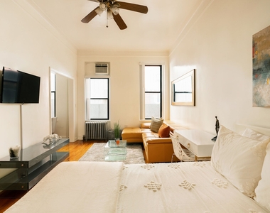 210 West 17th Street - Photo Thumbnail 3