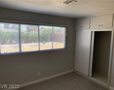 421 Freeman Avenue - Photo Thumbnail 8