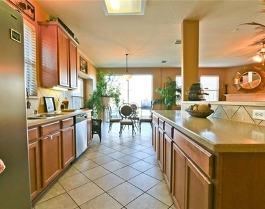 5800 Mariposa Drive - Photo Thumbnail 10