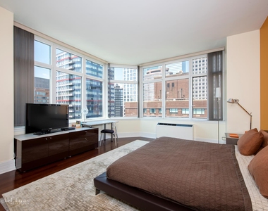 300 E 55th St - Photo Thumbnail 2