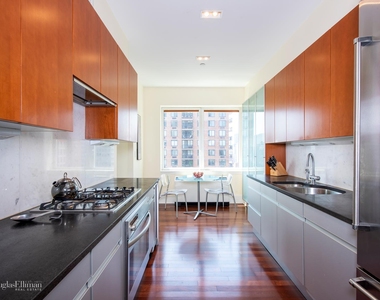 300 E 55th St - Photo Thumbnail 5