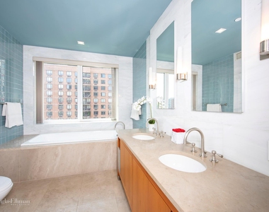 300 E 55th St - Photo Thumbnail 4