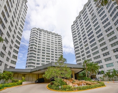 825 Brickell Bay Dr - Photo Thumbnail 10