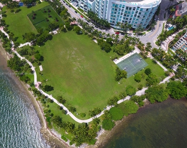 1900 N Bayshore Dr - Photo Thumbnail 3