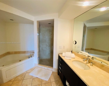 18201 Collins Ave - Photo Thumbnail 9