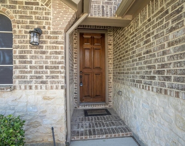 930 Montgomery Way - Photo Thumbnail 2