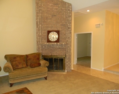 814 Amberstone Dr - Photo Thumbnail 10