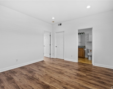 5255 Hermitage Avenue - Photo Thumbnail 28